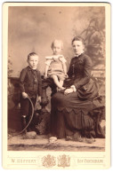 Fotografie W. Höffert, Dresden, See-Strasse 10, Portrait Bürgerliche Dame Und Zwei Kinder Mit Reifen  - Personnes Anonymes