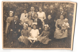 Fotografie Alfred Fritzsching, Löbau, Gartenstrasse 1, Hochzeitsfoto Im Kreise Der Familie  - Anonyme Personen