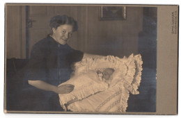 Fotografie Otto Lisker, Schönheide I.S., Stolze Mutter Mit Ihrem Neugeborenen  - Anonyme Personen