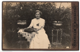 Fotografie Cabinet Portrait, Ort Unbekannt, Frau In Weissem Kleid Im Garten  - Anonyme Personen