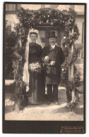 Fotografie Atelier Reich, Augustenburg, Portrait Eines Elegant Gekleideten Paares Mit Schleier Und Blumenstrauss  - Anonyme Personen