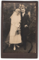 Fotografie Otto Meier, Dippoldiswalde, Portrait Elegant Gekleidetes Brautpaar In Hochzeitsmode  - Anonyme Personen