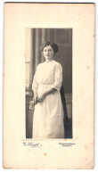 Fotografie D. Haupt, Hohenlimburg, Kampstr. 15, Portrait Bildschöens Fräulein Mit Blume Im Weissen Kleid  - Personnes Anonymes