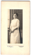 Fotografie D. Haupt, Hohenlimburg, Kampstr. 15, Portrait Dunkelhaarige Junge Schönheit Im Weissen Kleid  - Anonyme Personen