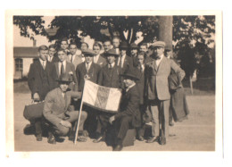 PHOTO. NANCY (54) GROUPE De JEUNES GENS. ETUDIANTS ? SUR Le DRAPEAU " UFN " ? A SITUER. - Anonyme Personen