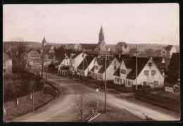 Fotografie R. Hirthe, Schwabach, Ansicht Feucht, Strasse Mit Wohnhäusern, Kirchturm Im Hintergrund  - Orte