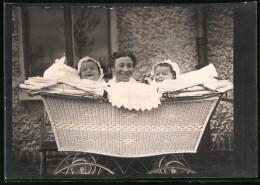 Fotografie Mutter Mit Babies Hinter Kinderwagen Auf Bank Sitzend  - Autres & Non Classés