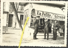 17 160 0624 WW2 WK2 CHARENTE ROCHEFORT KIOSQUE LA PETITE GIRONDE  OCCUPATION SOLDATS  ALLEMANDS  1943 - War, Military