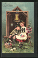 Präge-AK Junge Und Mädchen In Tracht Mit Ostereiern, Glocke Im Hintergrund  - Pâques
