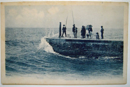 CPA Années 1920 PALAVAS-LES-FLOTS  Pêcheurs Et Vue De La Jetée Rive Droite TBE - Palavas Les Flots