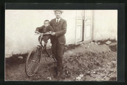 Foto-AK Junger Mann Mit Seinem Sohn Auf Dem Fahrrad  - Andere & Zonder Classificatie