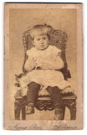 Fotografie August Baer, Winterthur, Niedergasse, Kind Im Weissen Kleid Sitzt Auf Einem Stuhl  - Anonyme Personen