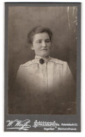 Photo W. Weiss, Strassburg I /Els., Hohenlohestr. 22, Junge Dame Avec Kragenbrosche  - Anonyme Personen