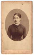 Fotografie F. Siebenlist, Würzburg, Semmelstr., Junge Dame Im Kleid Mit Halskette  - Anonieme Personen