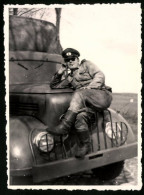 Fotografie Lastwagen Phänomen Granit 30K, Soldat Der NVA Liegt Auf Der Motorhaube  - Oorlog, Militair