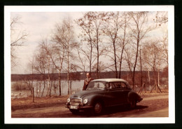 Fotografie Auto DKW 1000, Fahrer Am PKW Mit Kfz-Kennzeichen Berlin  - Cars