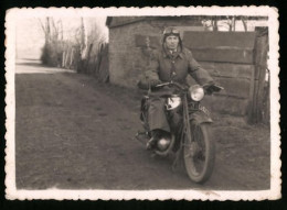 Fotografie Motorrad, Kradfahrer Mit Haube & Schutzbrille, KennzeichenEJ-5201  - Automobiles