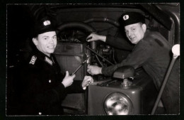 Fotografie KVP-Polizisten In Uniform Schrauben Am Kühler Des Lastwagen's  - War, Military