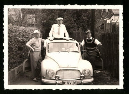 Fotografie Auto DKW 1000, Burschen Am PKW Mit Kennzeichen Berlin  - Automobiles