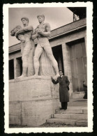 Fotografie Unbekannter Fotograf, Ansicht Berlin, Messegelände Am Kaiserdamm, Herr Nebst Statuen  - Lieux