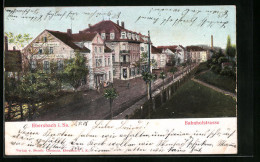 Relief-AK Ebersbach I. Sa., Bahnhofstrasse Mit Geschäftsbücher-Fabrik Von Berhn. Clemens  - Other & Unclassified