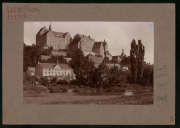 Fotografie Brück & Sohn Meissen, Ansicht Colditz I. Sa., Blick Vom Ort Auf Das Schloss, Rückseite Mit Ansichtskarte  - Lieux