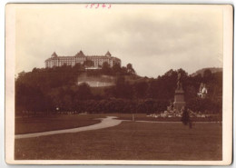 Fotografie Brück & Sohn Meissen, Ansicht Karlsbad, Partie Am Denkmal Kaiser Franz Josef I. Blick Zum Hotel Imperial  - Places