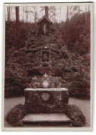 Fotografie Brück & Sohn Meissen, Ansicht Karlsbad, Denkmal Waldandacht Am Jägerhaus  - Places