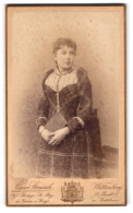 Fotografie Oscar Strensch, Wittenberg, Markt 14, Junge Dame Im Karierten Kleid Mit Einem Buch  - Anonymous Persons