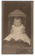 Fotografie Emil Sander, Brunsbüttelkoog, Koogstrasse 83, Süsses Kleinkind Im Weissen Kleid  - Anonyme Personen