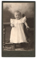 Fotografie R. Bertuch, Prenzlau, Steinstrasse 431, Kleines Kind Im Weissen Kleid  - Anonieme Personen