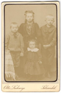 Fotografie Otto Ludewigs, Salzwedel, Reiche-Strasse 12, Vier Kinder In Zeitgenössischer Kleidung  - Anonymous Persons