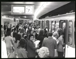 Fotografie Unbekannter Fotograf, Ansicht Frankfurt / Main, Fahrgäste Steigen Im Bahnhof In Einen Zug Nach Heddernheim  - Lieux