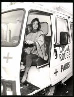 Fotografie Schauspielerin Anne Parillaud Im Krankenwagen Croix Rouge Paris, Rotes Kreuz  - Famous People