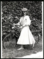 Fotografie Model Im Langen Kleid Mit Fahrrad Kalkhoff, Velo, Bike, Bicycle  - Cycling