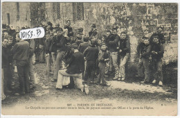 PARDON EN BRETAGNE- LES PAYSANS ASSISTENT AUX OFFICES A LA PORTE DE L EGLISE- CHAPELLE TROP PETITE - Bretagne