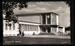 AK Neuwied /Rh., Bahnhof Mit Passanten  - Neuwied