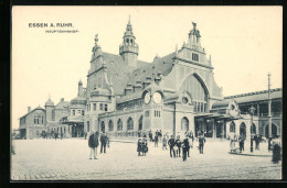 AK Essen A. Ruhr, Hauptbahnhof Mit Passanten  - Essen