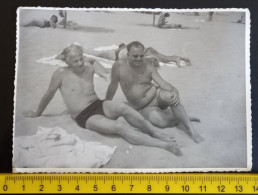 #17    Man On Vacation - On The Beach In A Bathing Suit / Homme En Vacances - Sur La Plage En Maillot De Bain - Anonieme Personen