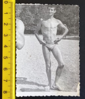 #17    Man On Vacation - On The Beach In A Bathing Suit / Homme En Vacances - Sur La Plage En Maillot De Bain - Personnes Anonymes