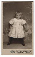 Fotografie Otto Martin, Hersfeld, Niedliches Mädchen Im Kleid An Wand Stehend  - Personnes Anonymes