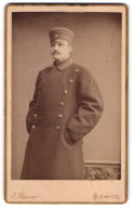 Fotografie Ernst Stümer, Gleiwitz, Soldat In Uniform Mit Mantel  - Anonieme Personen