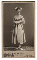 Fotografie H. Knauff, Fulda, Junge Frau Emma Messerschmitt Im Schicken Kleid Mit Fähnchen Im Haar, 1905  - Personnes Anonymes