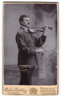 Fotografie Oskar Goetze, Berlin, Soldat In Garde Musiker Uniform Augusta Garde Rgt. 1, Mit Geige / Violine  - Krieg, Militär