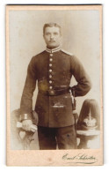 Fotografie Emil Schröter, Potsdam, Portrait Junger Soldat In Gardeuniform Mit Pickelhaube Rosshaarbusch, Bajonett  - Guerre, Militaire