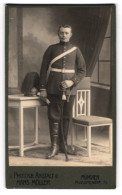 Fotografie Hans Möller, München, Augustenstr. 75, Junger Soldat In Uniform Mit Pickelhaube Rosshaarbusch Auf Dem Tis  - Krieg, Militär