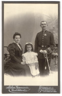 Fotografie Atelier Germania, Döbeln, Uffz. In Uniform Rgt. 139 Mit Orden Nebst Seiner Familie  - Krieg, Militär