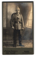 Fotografie Hans Möller, München, Soldat In Uniform Mit Pickelhaube Tarnbezug, Ausmarschgepäck, Kriegsausmarsch  - Krieg, Militär