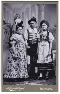 Fotografie Alfred Schlegel, Mittweida I. Sa., Trochter Mit Ihren Eltern In Kostümen Zum Fasching, Tracht  - Personnes Anonymes