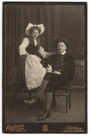 Fotografie Atelier Schleicher, Leipzig, Paar Zum Fasching In Tracht  - Anonymous Persons